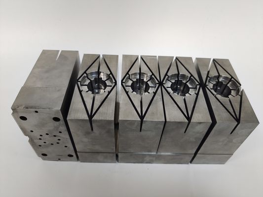 H13 (1.2344) सटीक मोल्ड कोर इंजेक्शन उपकरण के लिए कठोर सम्मिलन